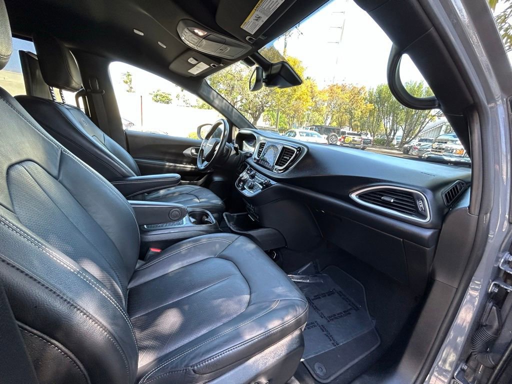 Used 2020 Chrysler Pacifica Touring-L Plus image 38