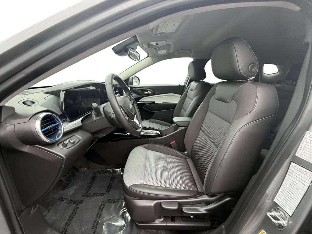 Used 2025 Chevrolet Trax LT w/ LT Convenience Package FWD image 9
