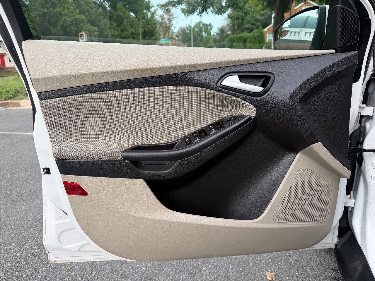 Used 2013 Ford Focus SE w/ SE Winter Pkg FWD image 10