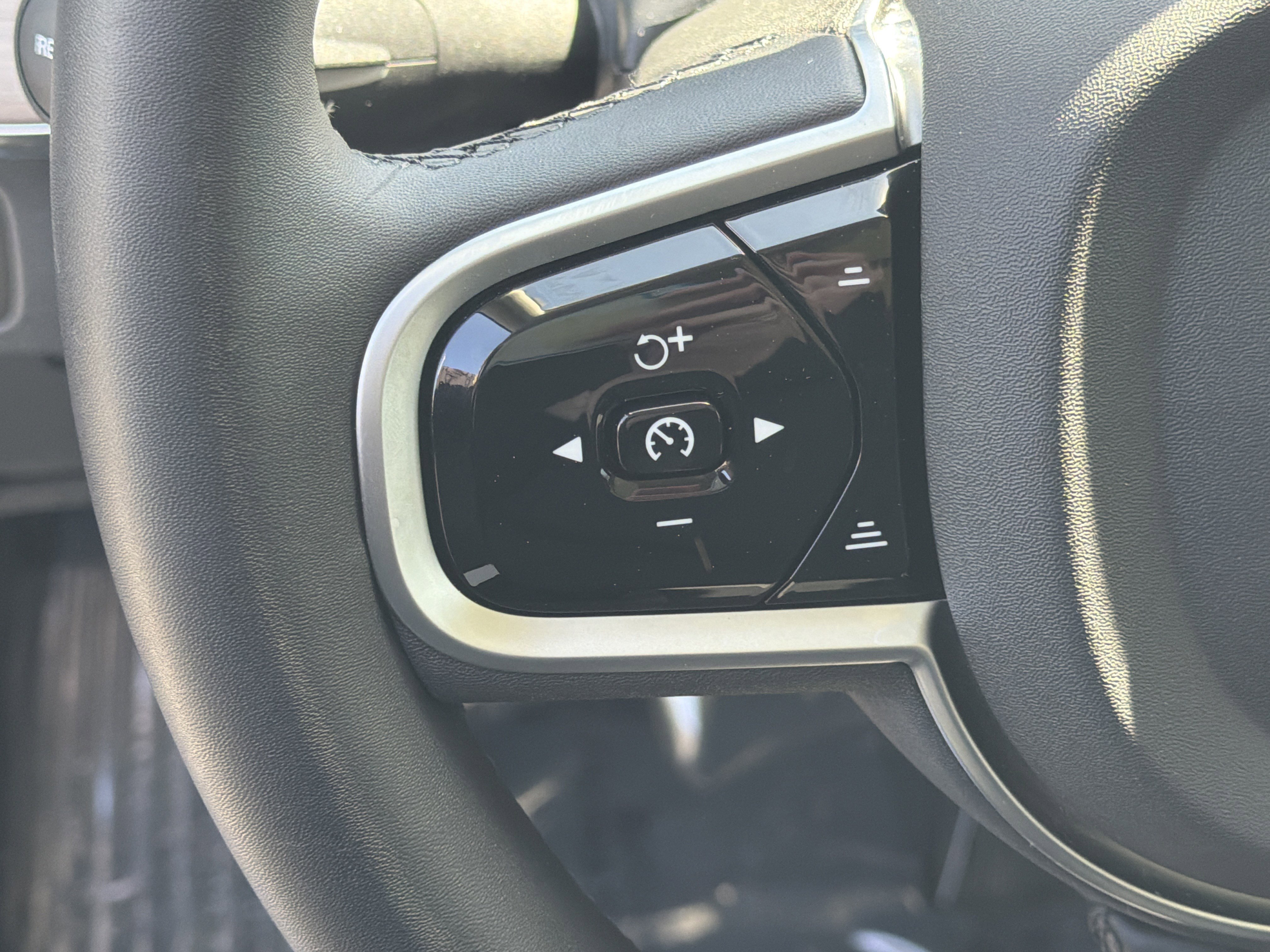 Used 2025 Volvo XC90 B6 Plus image 19