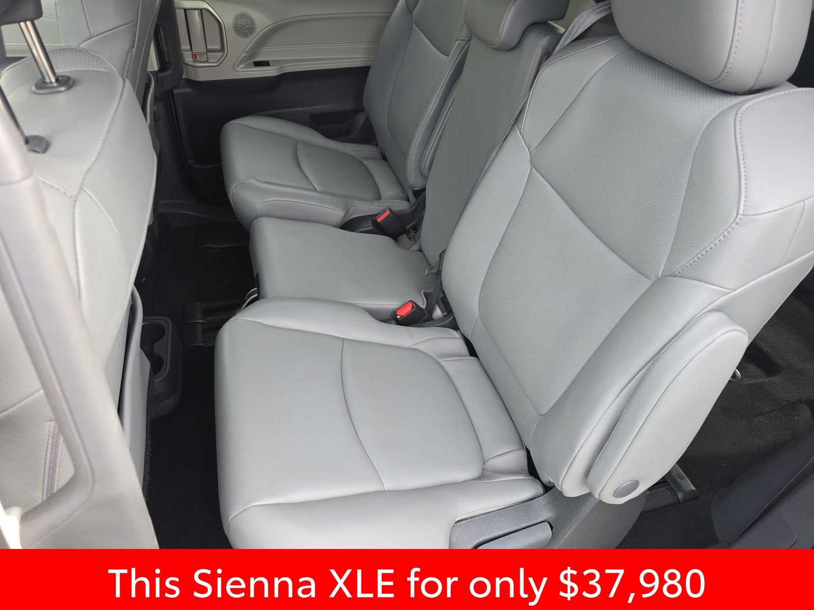 Used 2024 Toyota Sienna XLE image 23