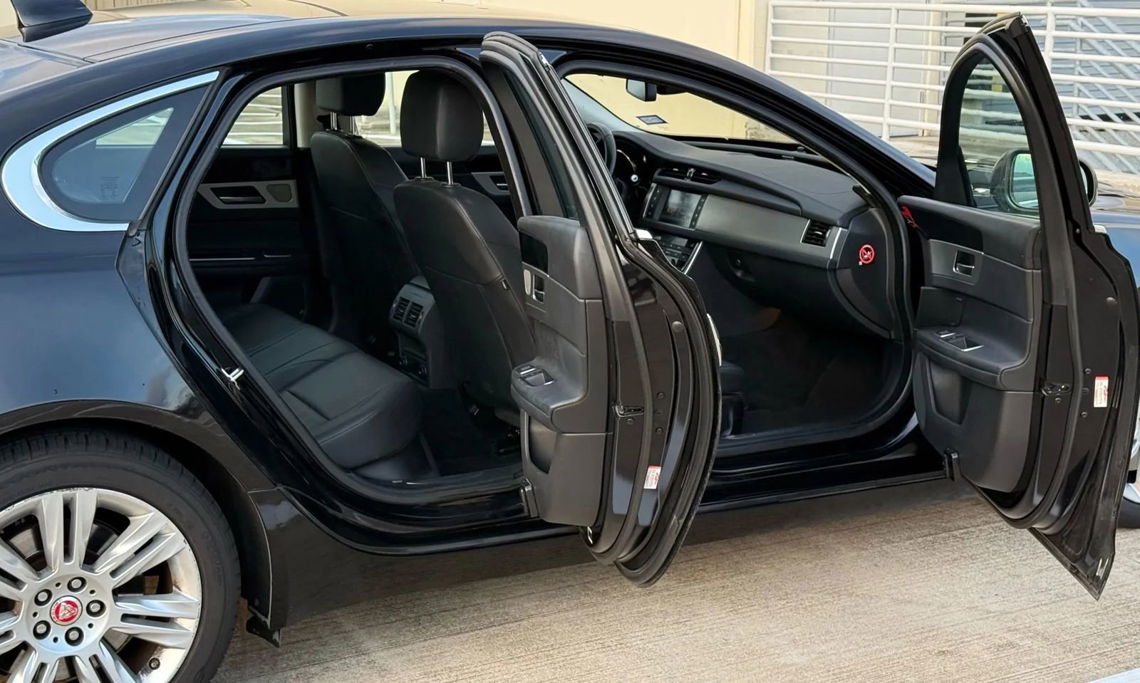 Used 2017 Jaguar XF Premium image 18