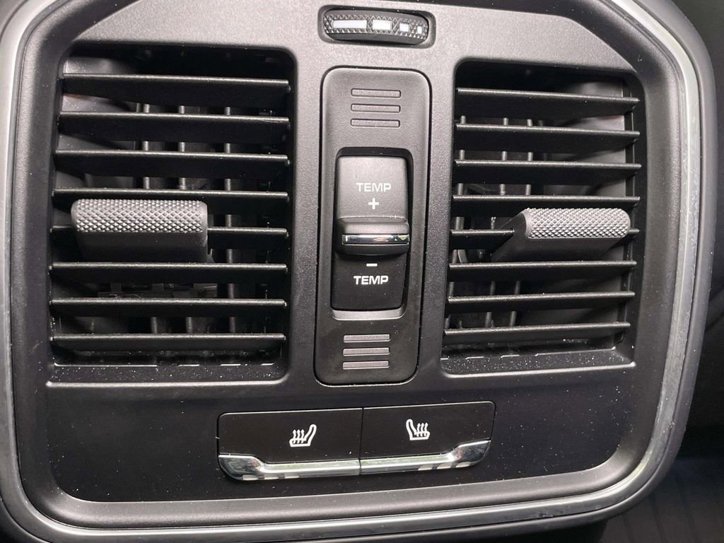 Certified 2025 Porsche Macan AWD/4WD image 25