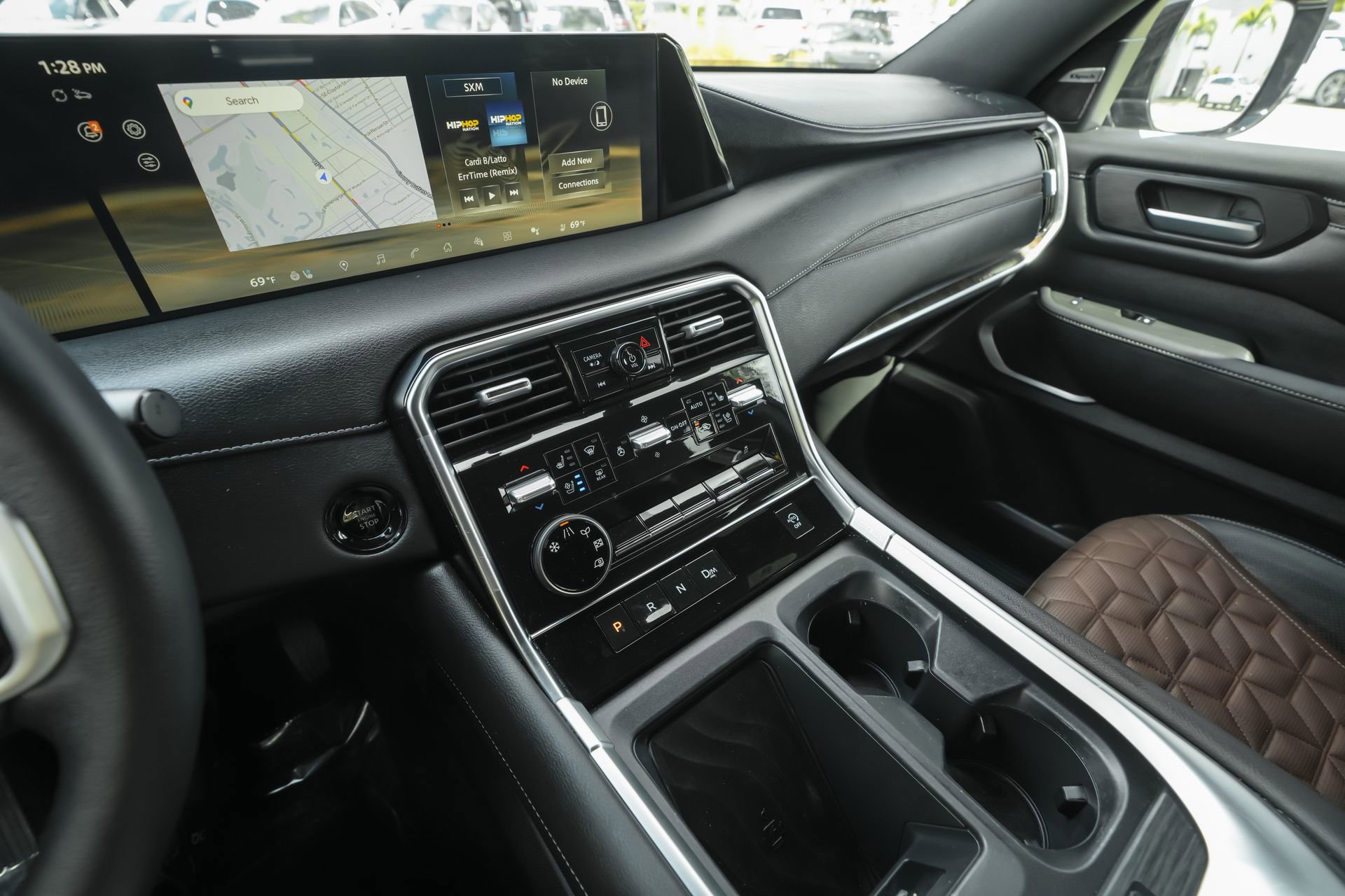 Used 2025 Nissan Armada Platinum image 11