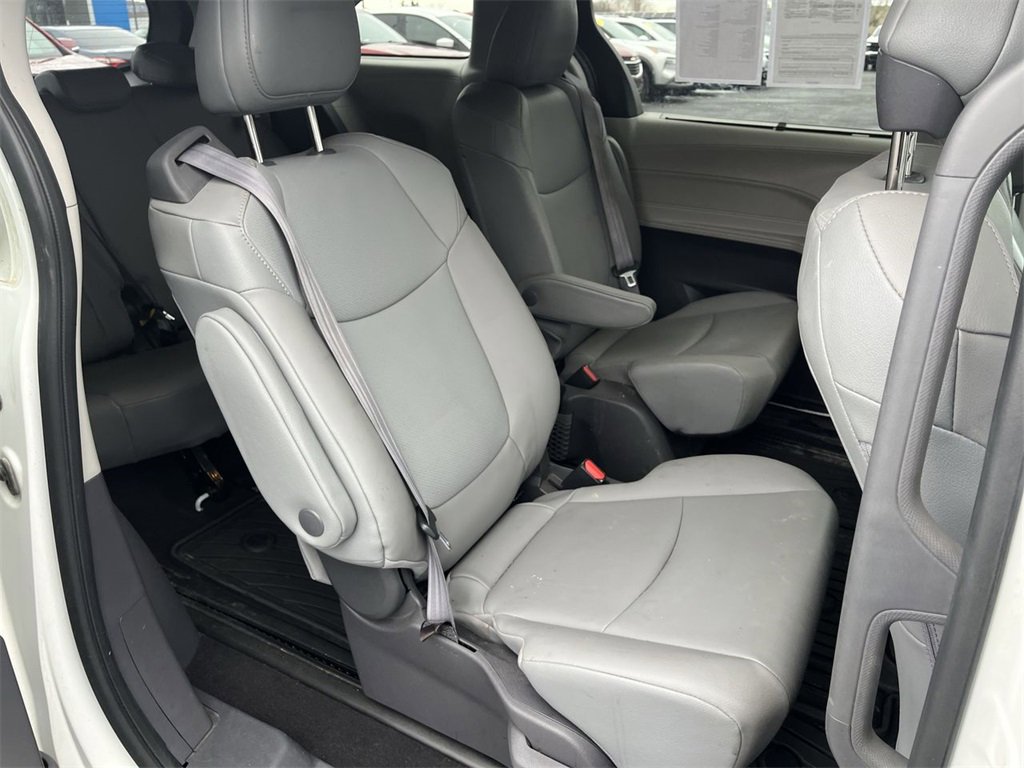 Used 2021 Toyota Sienna XLE image 26