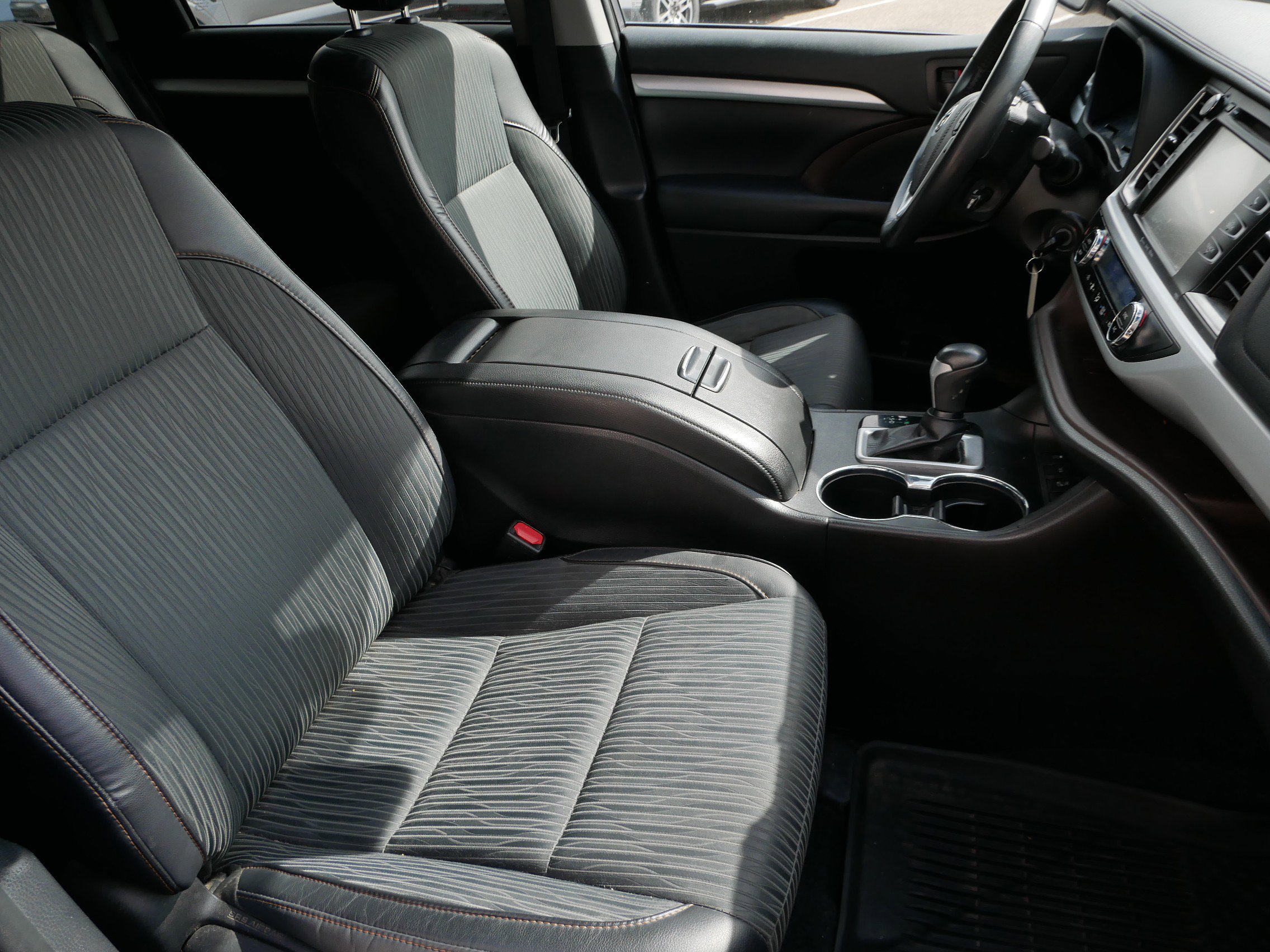 Used 2019 Toyota Highlander Plus AWD/4WD image 23