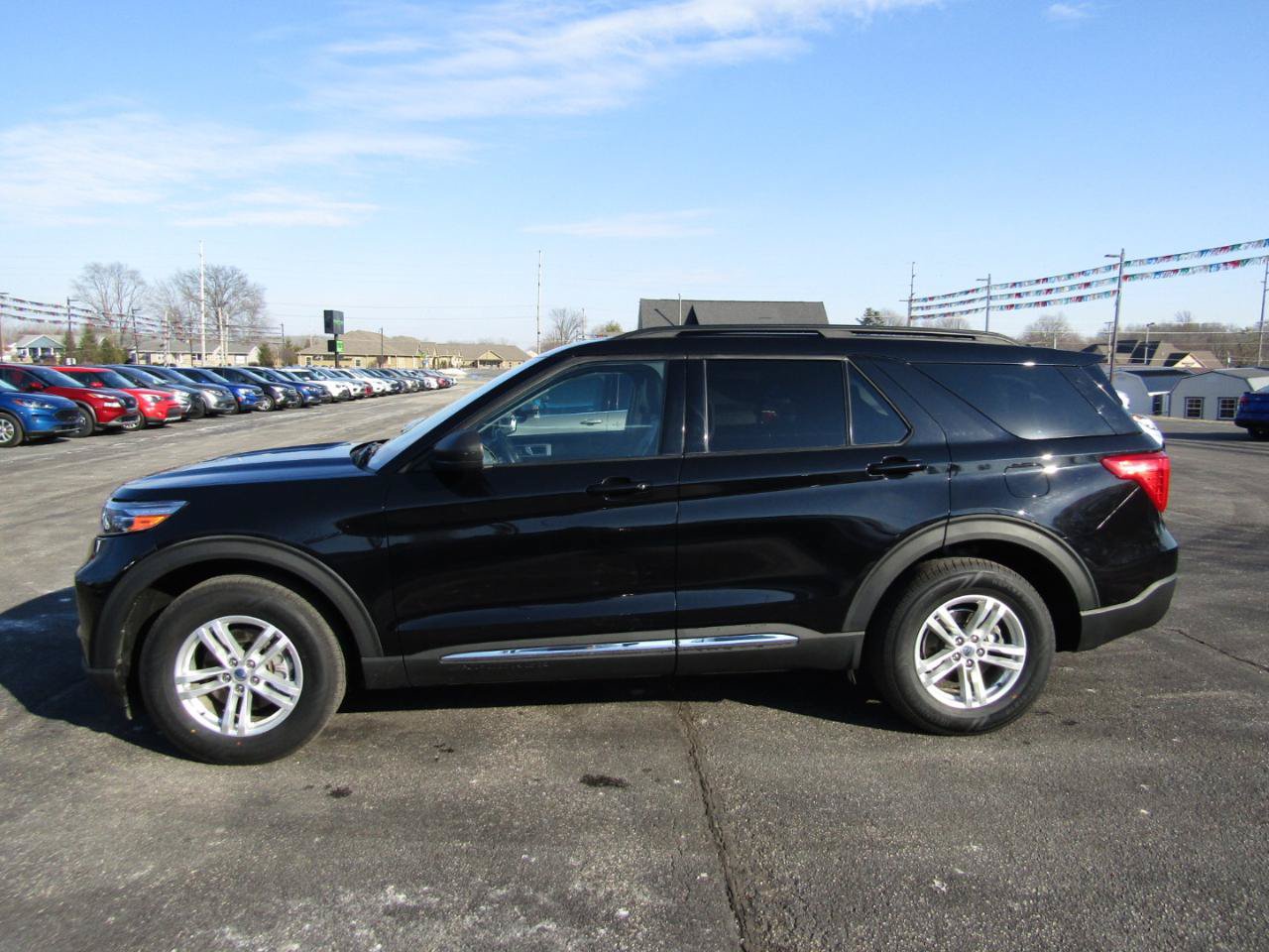 Used 2022 Ford Explorer XLT w/ Equipment Group 202A AWD/4WD image 4