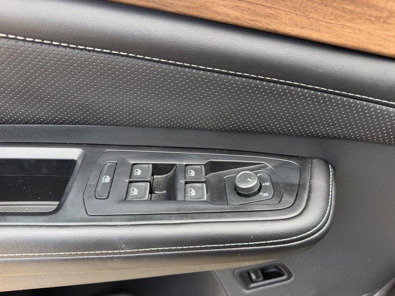 Used 2025 Volkswagen Atlas SE AWD/4WD image 19