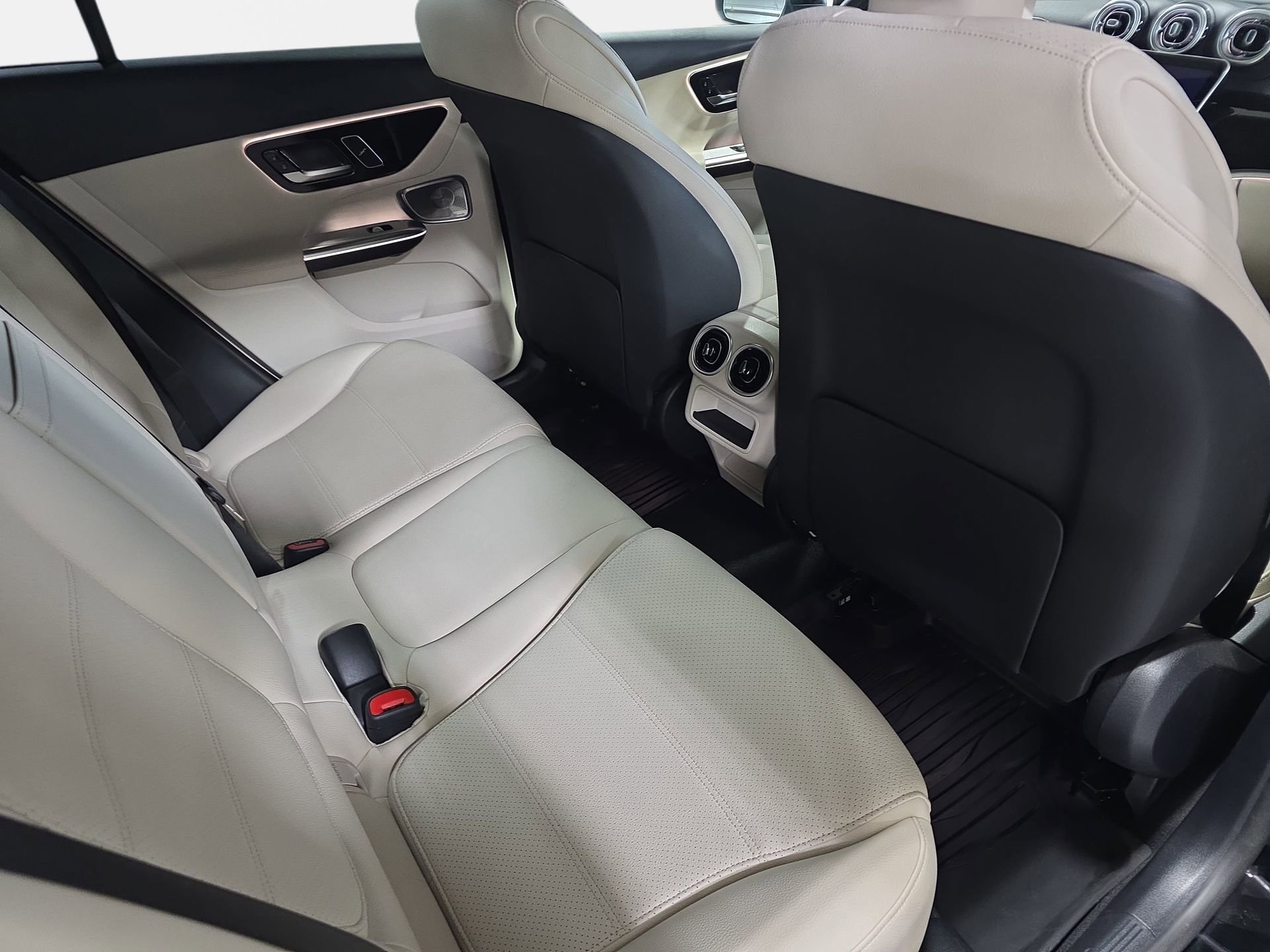 Used 2025 Mercedes-Benz GLC 300 4MATIC image 11