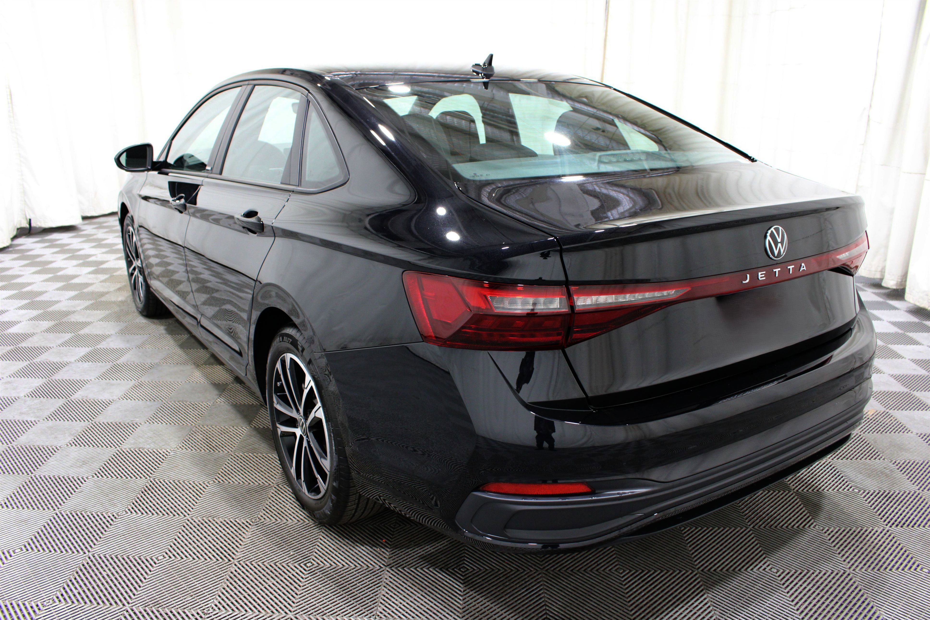 Used 2025 Volkswagen Jetta Sport FWD image 32