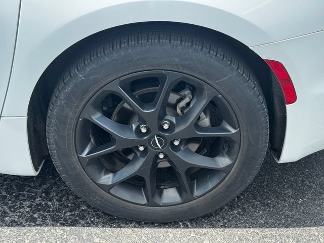 Certified 2025 Chrysler Pacifica Limited FWD image 11