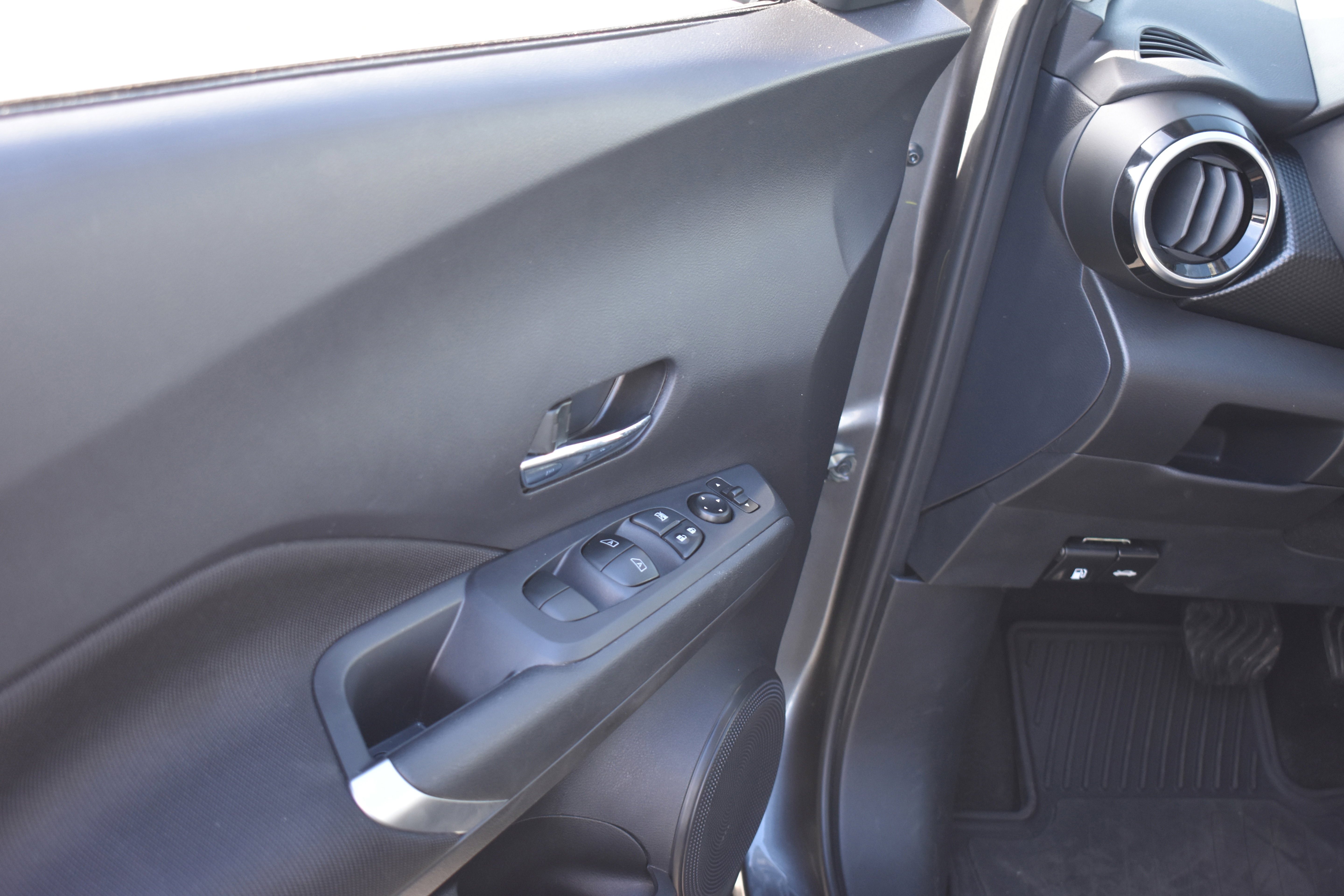 Used 2024 Nissan Kicks SV image 24