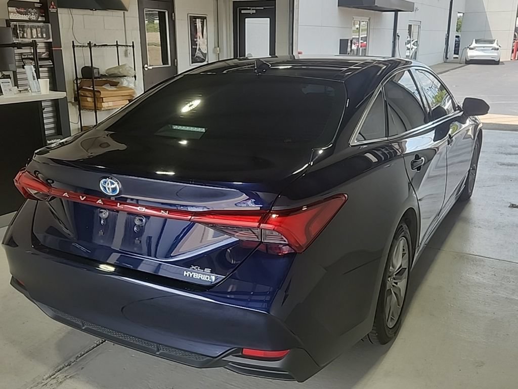 Used 2022 Toyota Avalon XLE w/ Moonroof Package FWD image 3