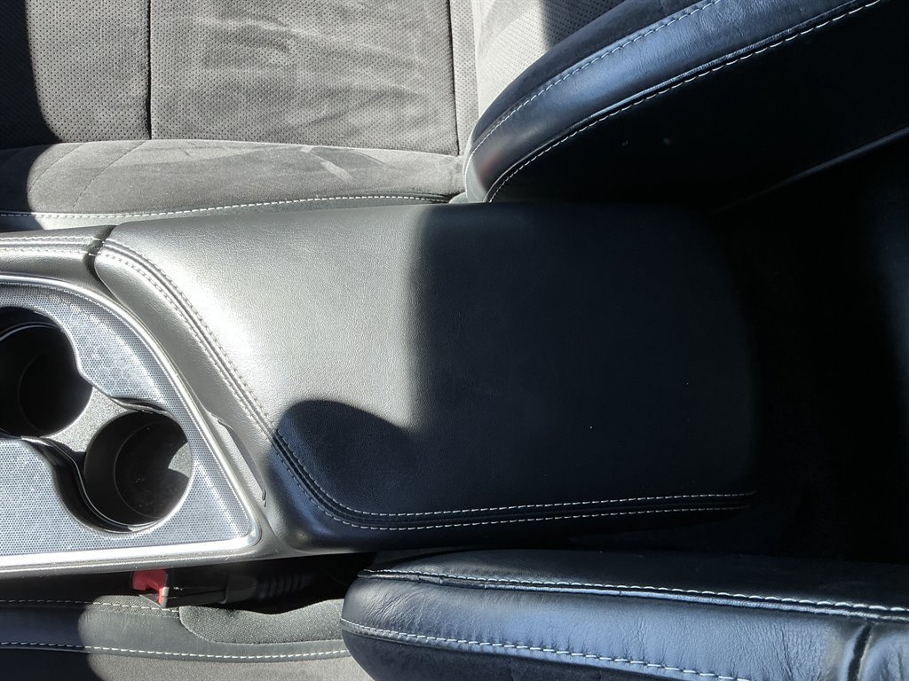 Used 2015 Dodge Challenger SRT RWD image 18