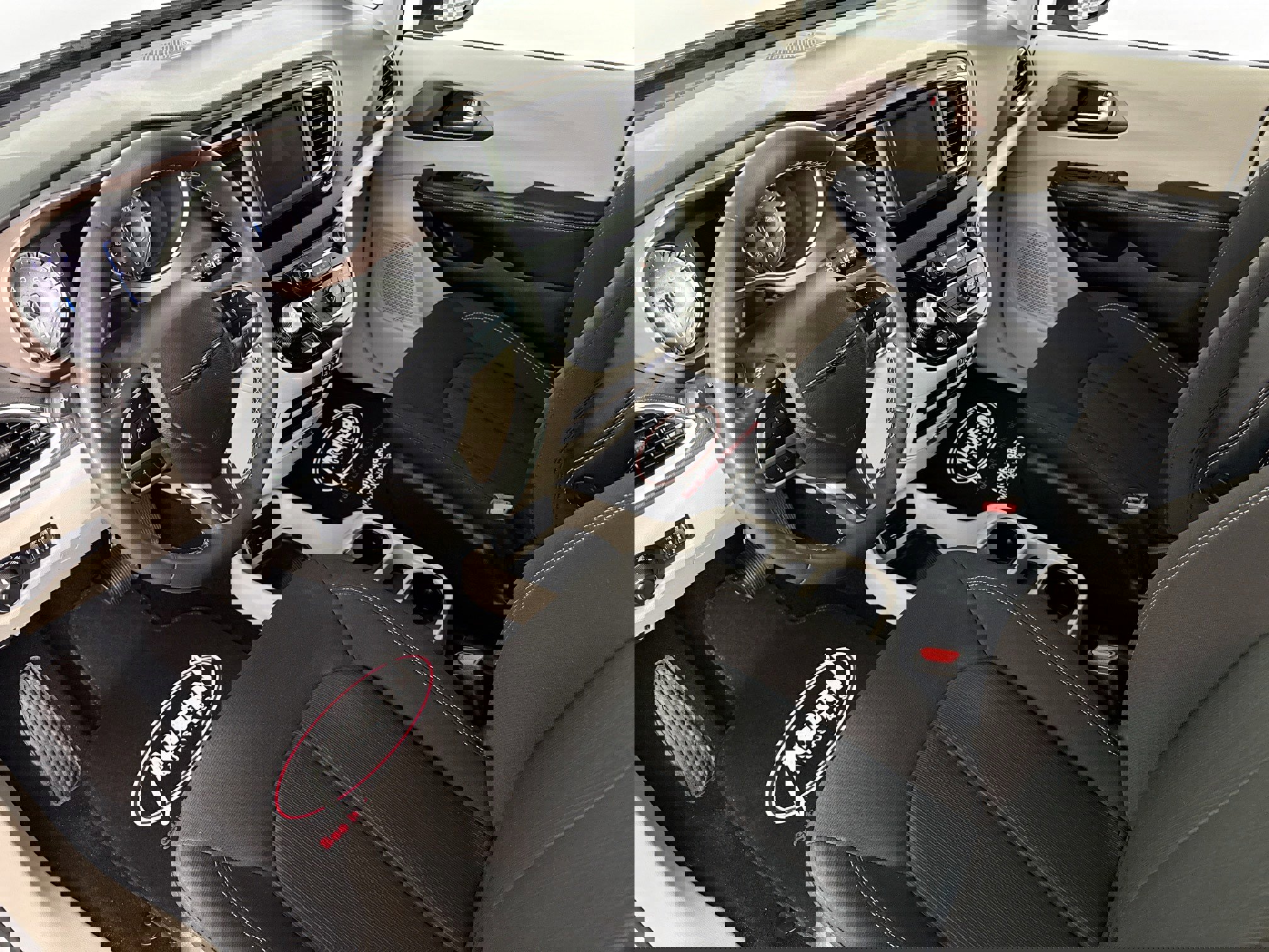 Used 2023 Chrysler Voyager LX image 5