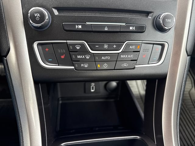 Used 2017 Ford Fusion SE w/ Fusion SE Technology Package FWD image 30