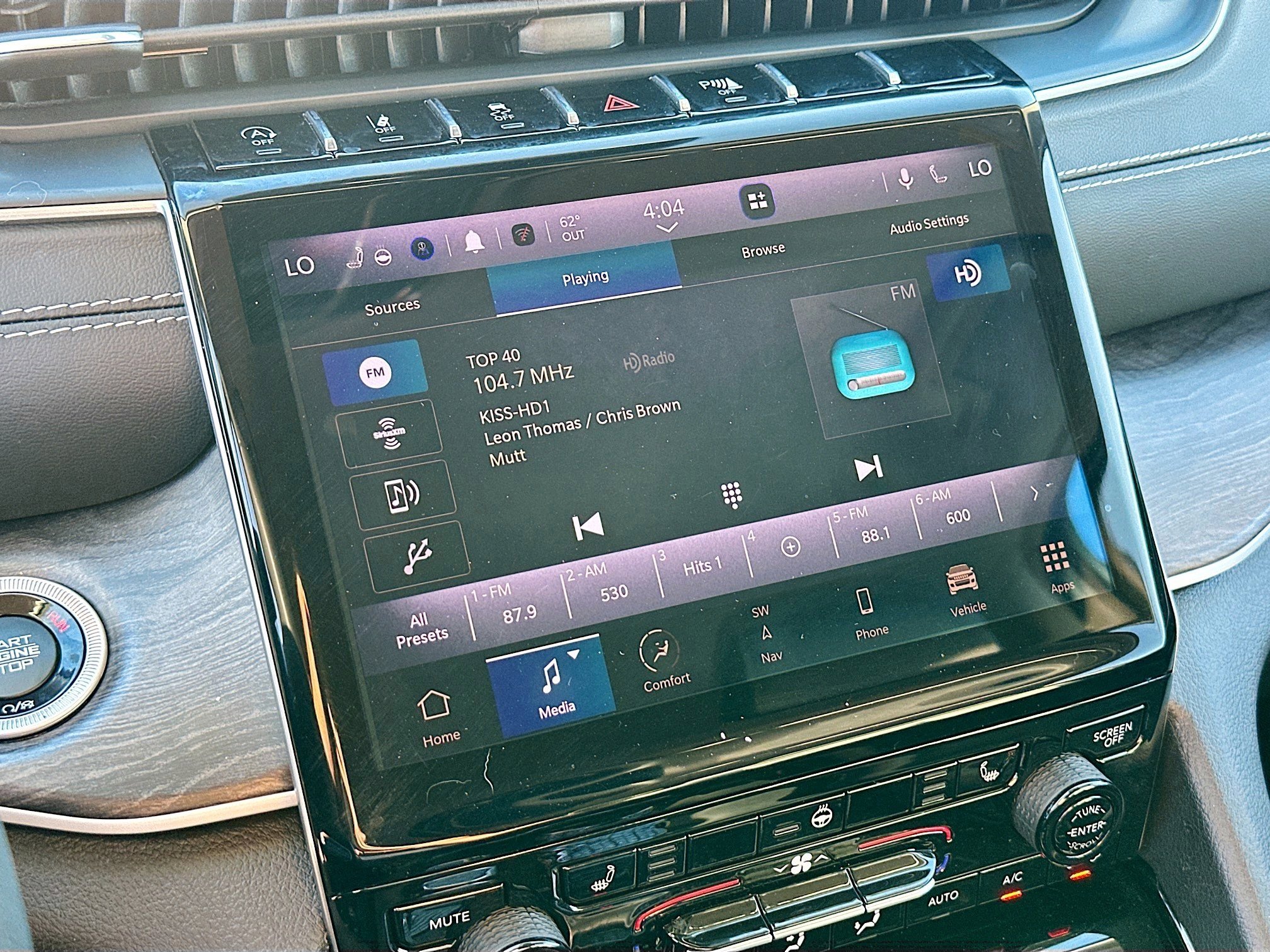 Used 2023 Jeep Grand Cherokee L Limited w/ Black Appearance Package image 21