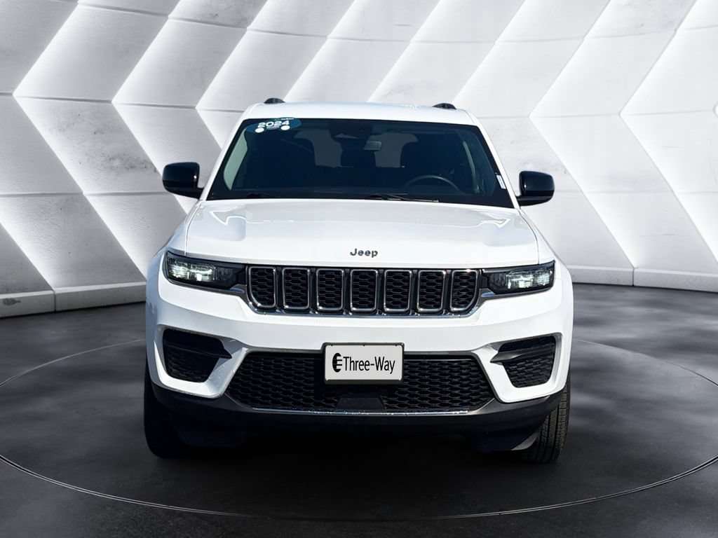 Used 2024 Jeep Grand Cherokee Laredo RWD image 8