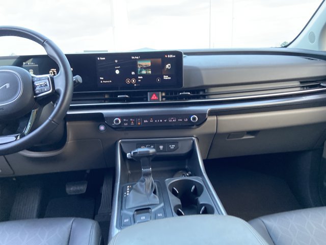Used 2025 Kia Carnival FWD image 17