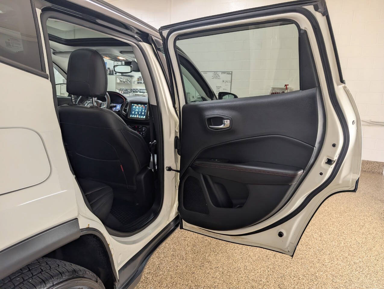 Used 2018 Jeep Compass Trailhawk w/ Navigation Group AWD/4WD image 19