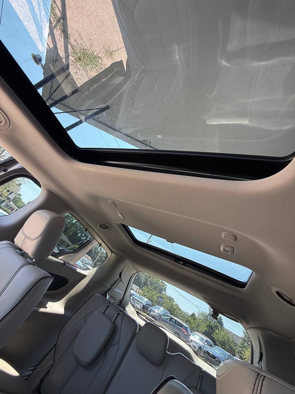 Used 2018 Chrysler Pacifica Limited w/ Tire & Wheel Group FWD image 37