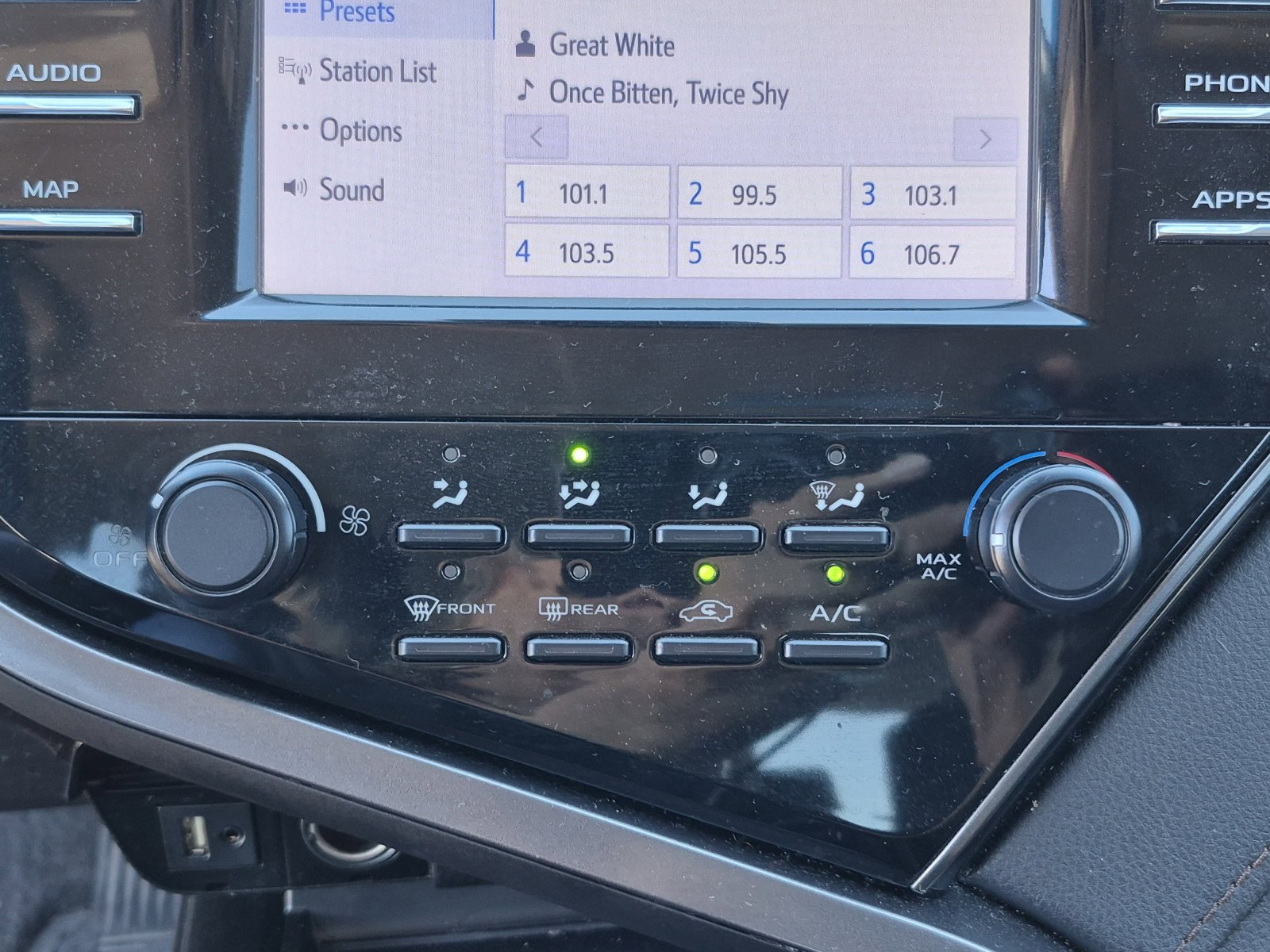 Used 2019 Toyota Camry LE FWD image 30