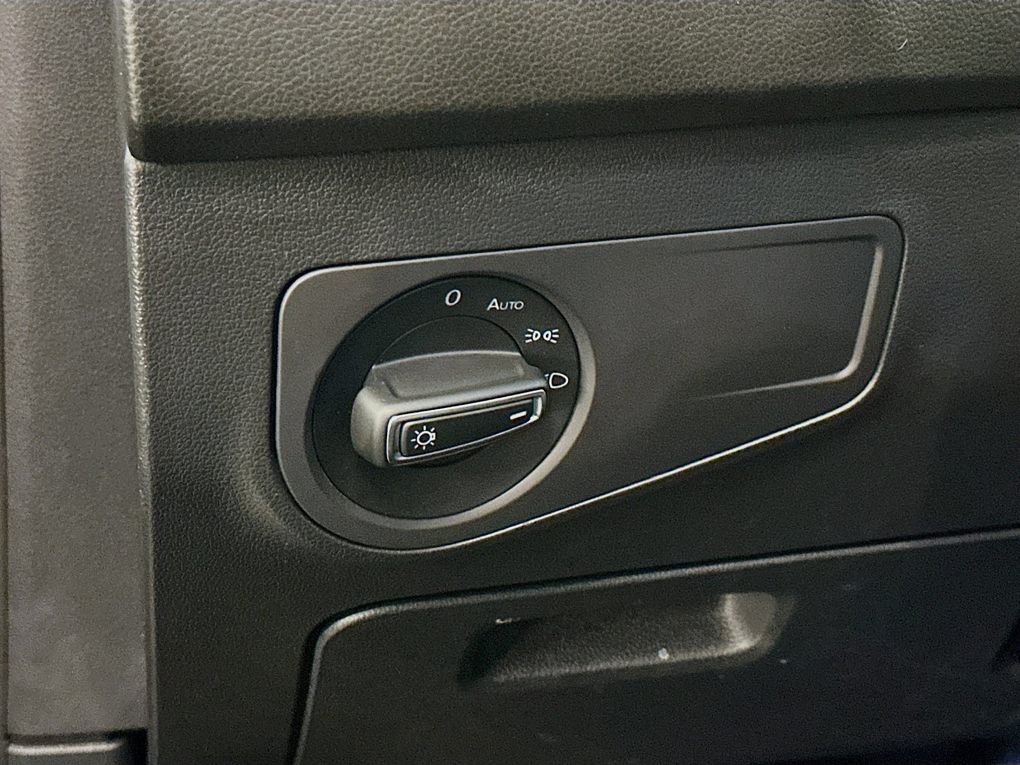 Used 2024 Volkswagen Tiguan SE w/ Panoramic Sunroof Package image 17