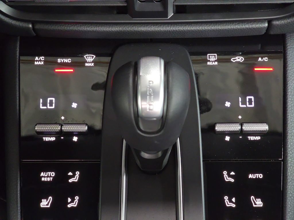 Certified 2025 Porsche Macan AWD/4WD image 19