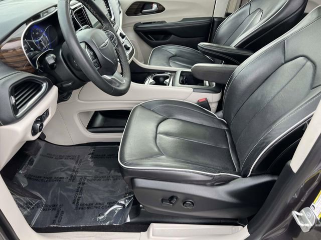 Used 2023 Chrysler Pacifica Limited image 25