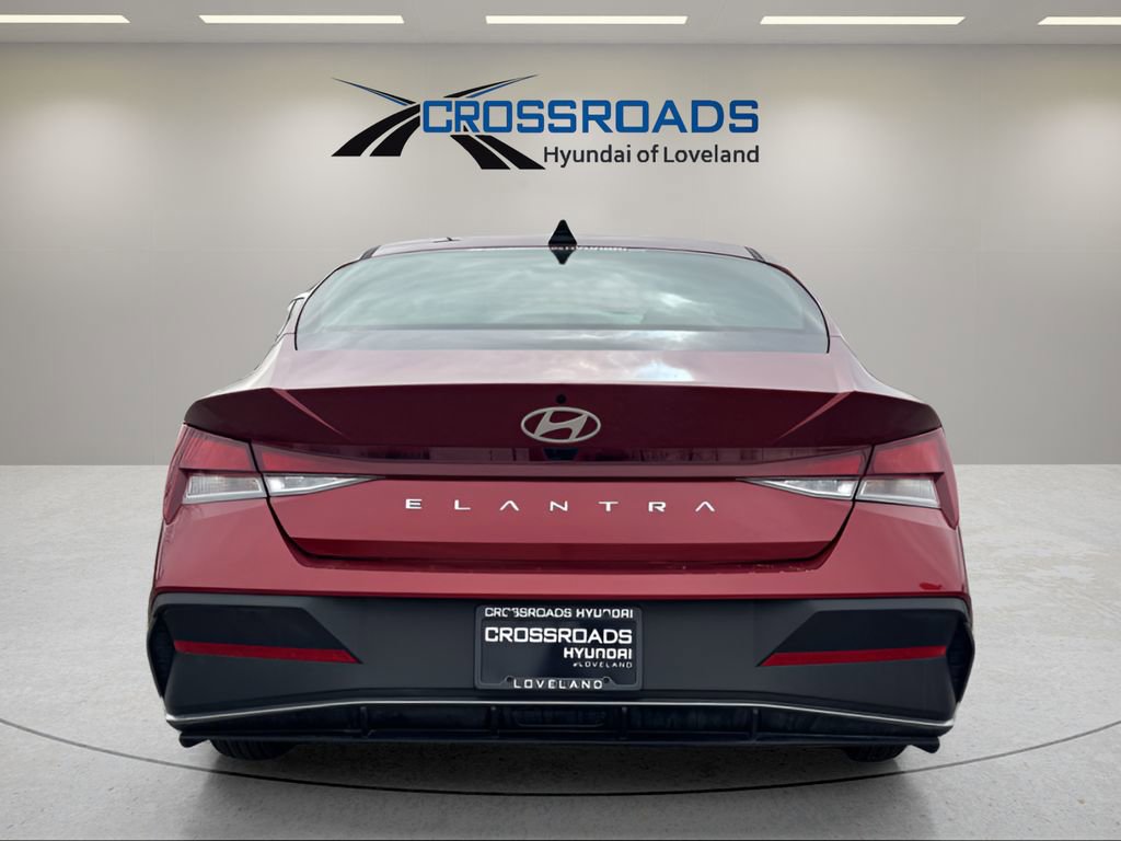 Used 2025 Hyundai Elantra SE image 3