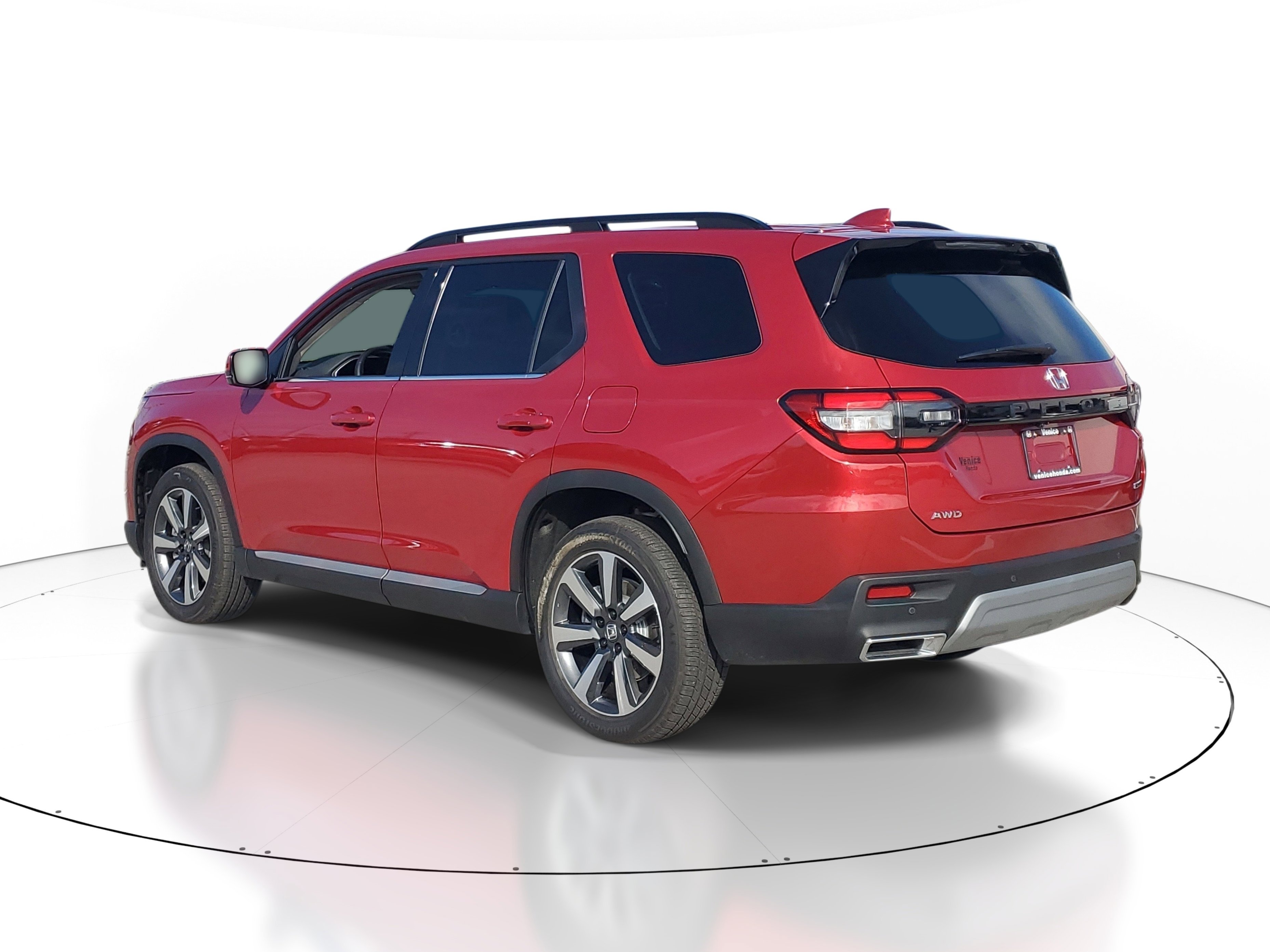 Used 2025 Honda Pilot Touring image 4