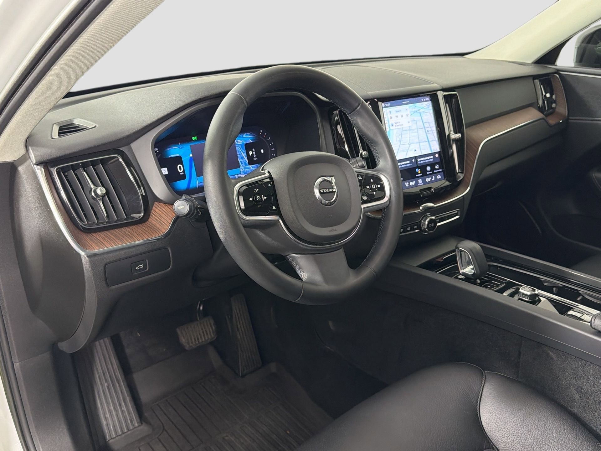 Certified 2023 Volvo XC60 B5 Plus w/ Climate Package AWD/4WD image 10