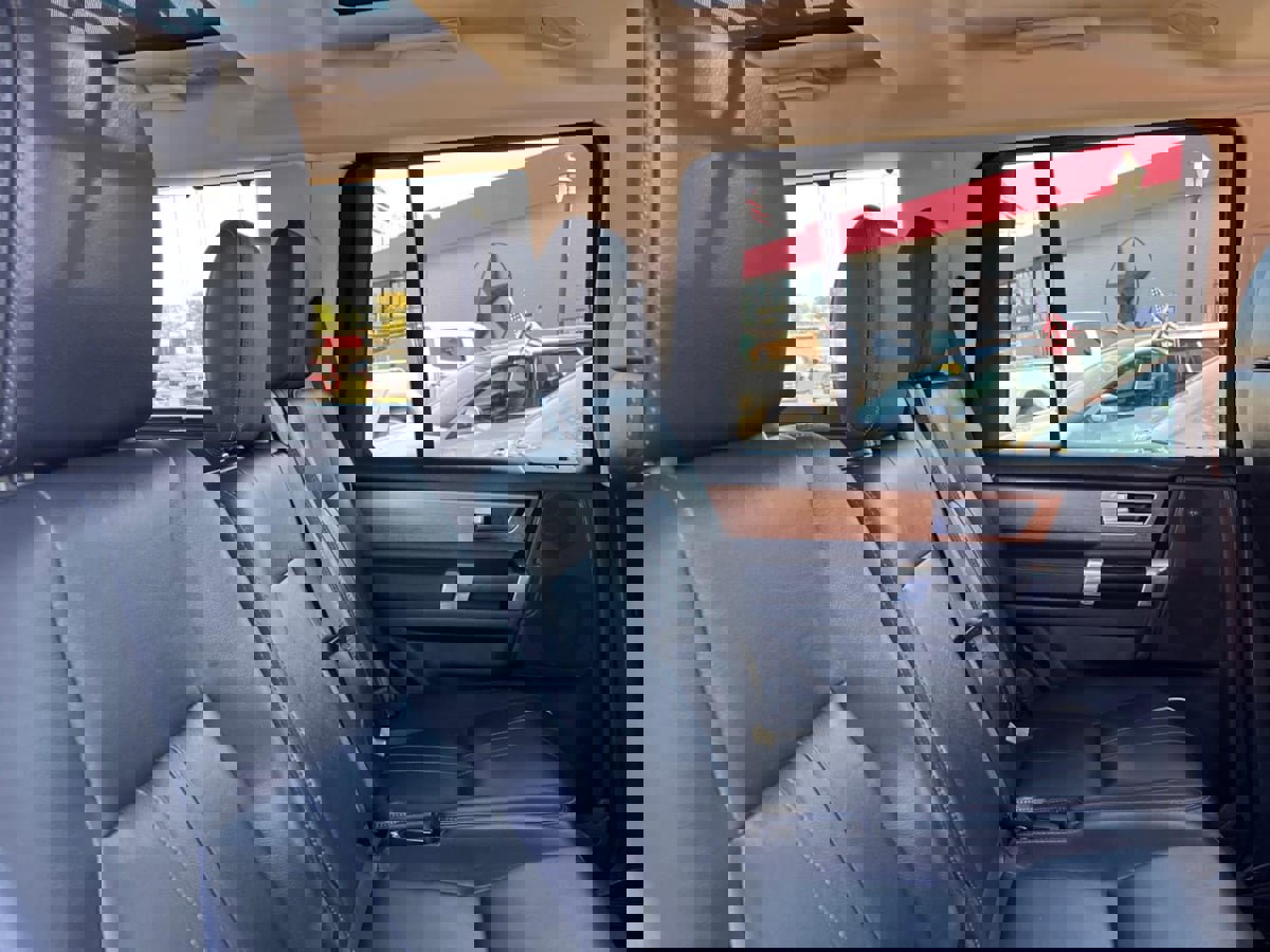 Used 2015 Land Rover LR4 HSE image 31