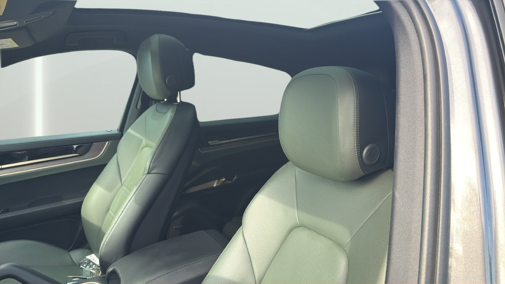 Used 2024 Porsche Cayenne S AWD/4WD image 11