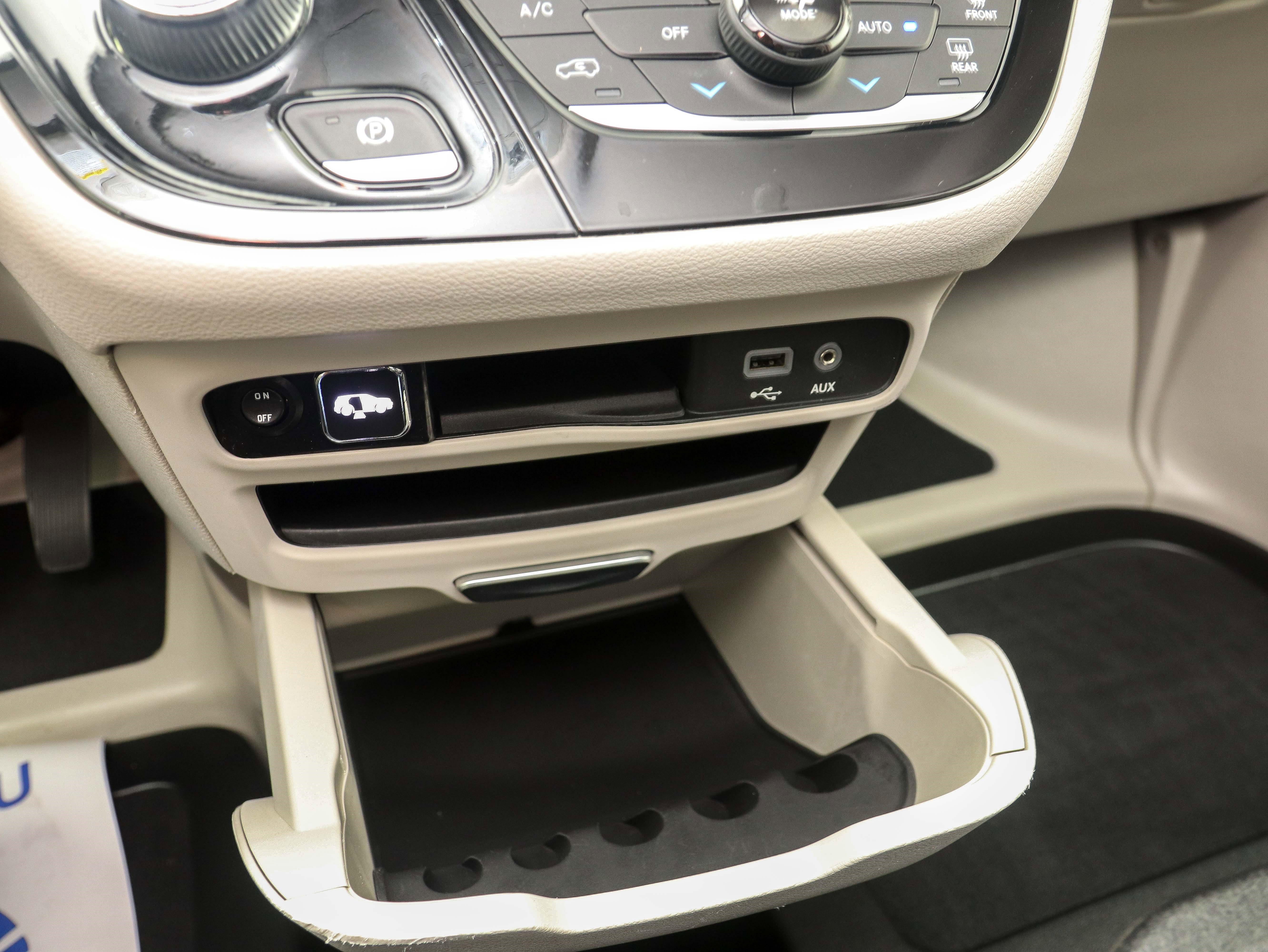 Used 2019 Chrysler Pacifica Touring-L image 24