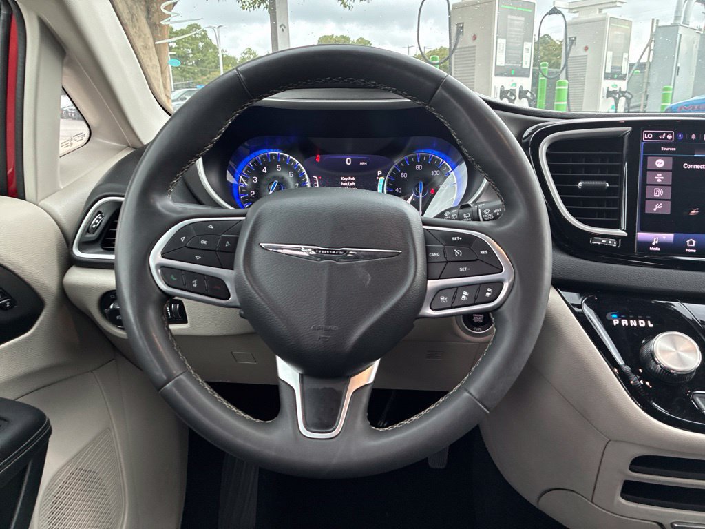 Used 2024 Chrysler Pacifica Touring-L FWD image 21