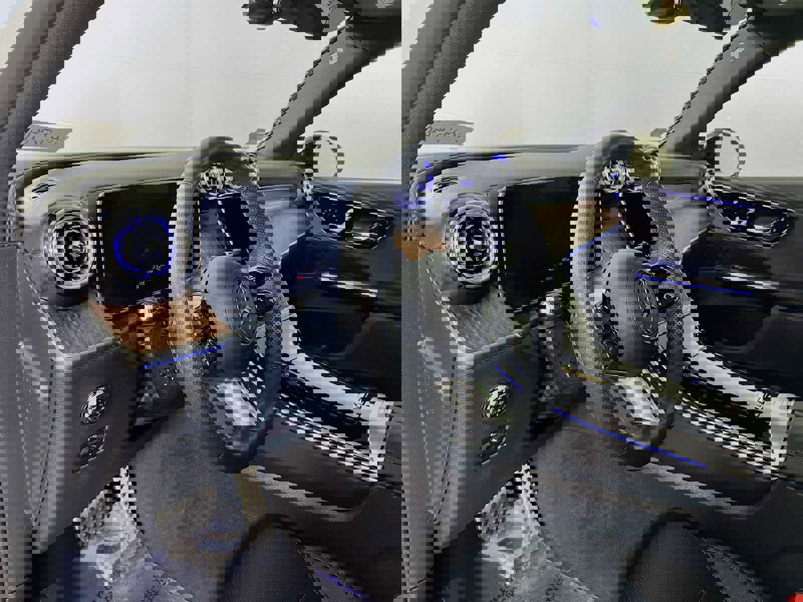 Used 2025 Mercedes-Benz GLC 300 4MATIC image 9