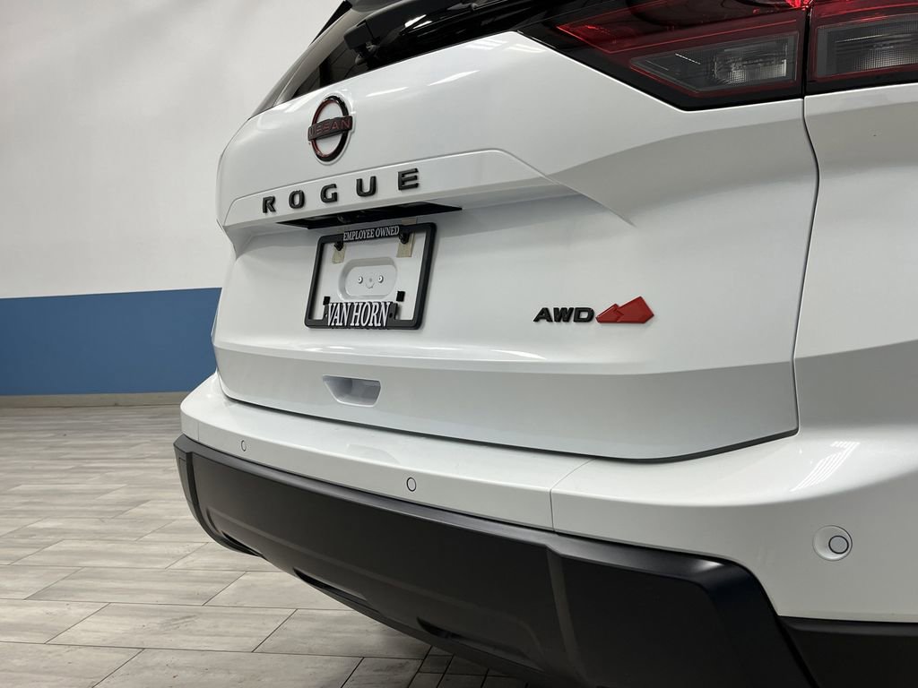 Used 2025 Nissan Rogue SV w/ Rock Creek Premium Package image 32