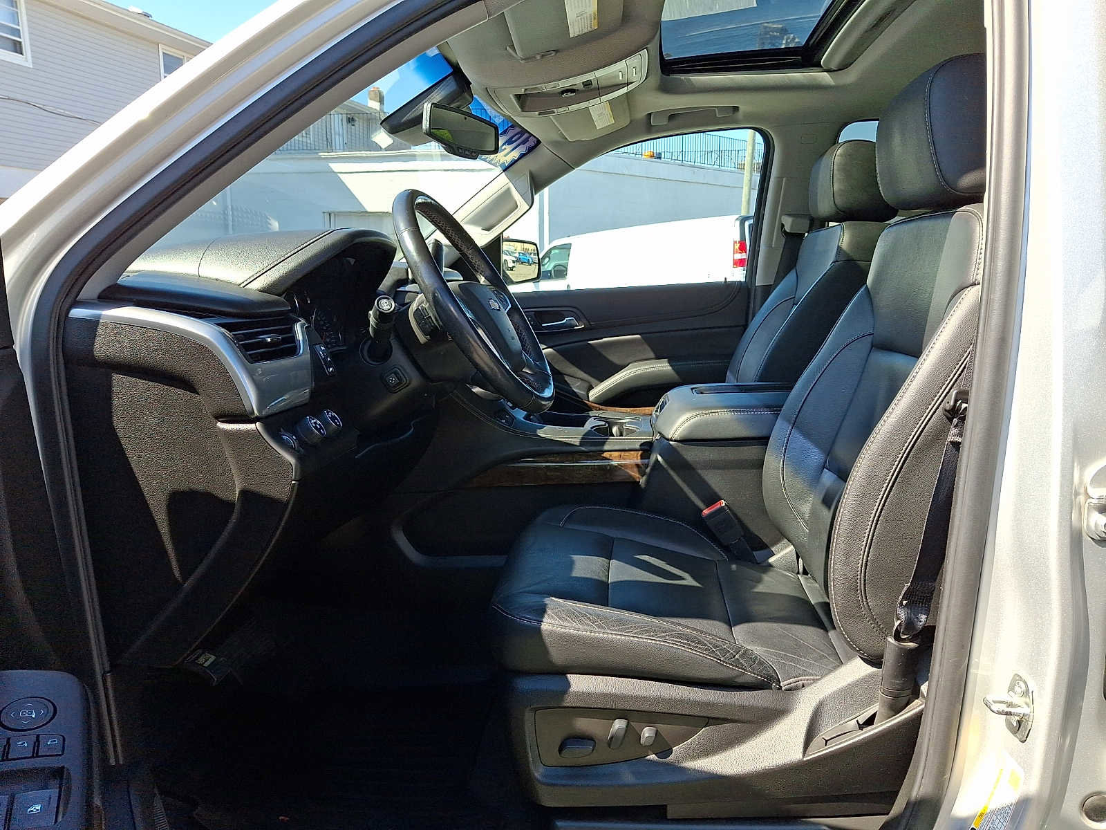 Used 2019 Chevrolet Tahoe LT w/ Luxury Package AWD/4WD image 13