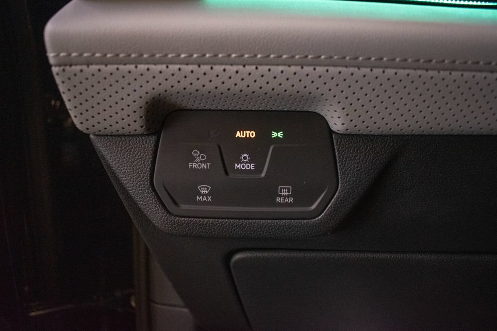 Used 2024 Volkswagen Atlas Peak Edition SE AWD/4WD image 18