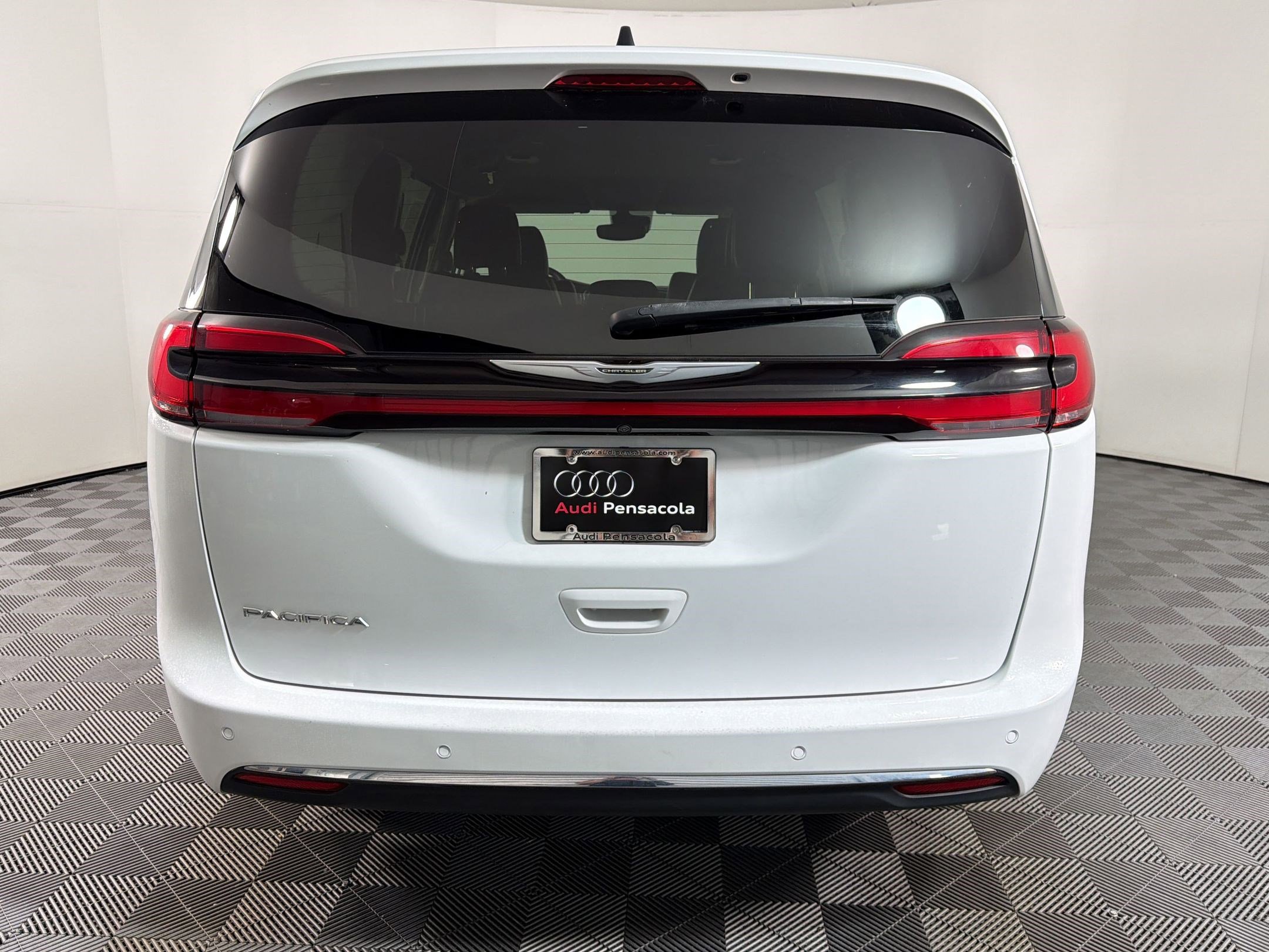 Used 2023 Chrysler Pacifica Touring-L FWD image 8