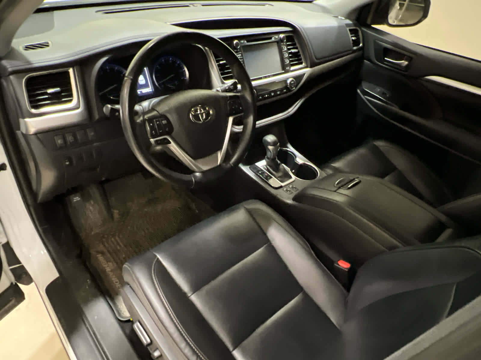 Used 2019 Toyota Highlander XLE w/ Carpet Mat Package (TMS) image 13
