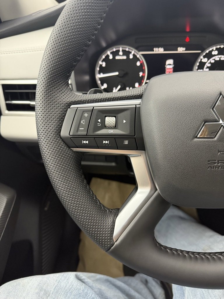 New 2025 Mitsubishi Outlander SE image 19