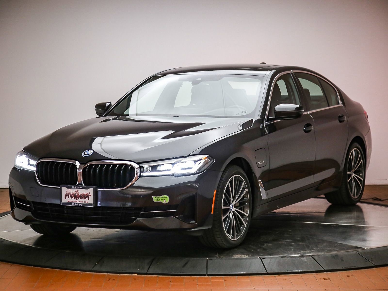 Certified 2023 BMW 530e w/ Premium Package RWD image 1