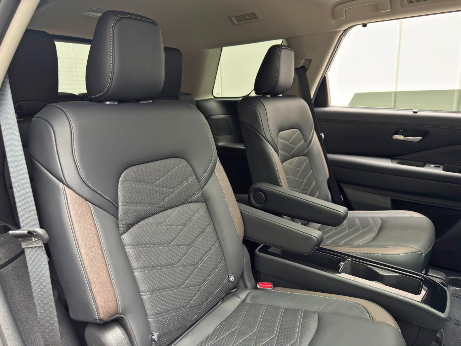 Used 2024 Nissan Pathfinder Platinum FWD image 40