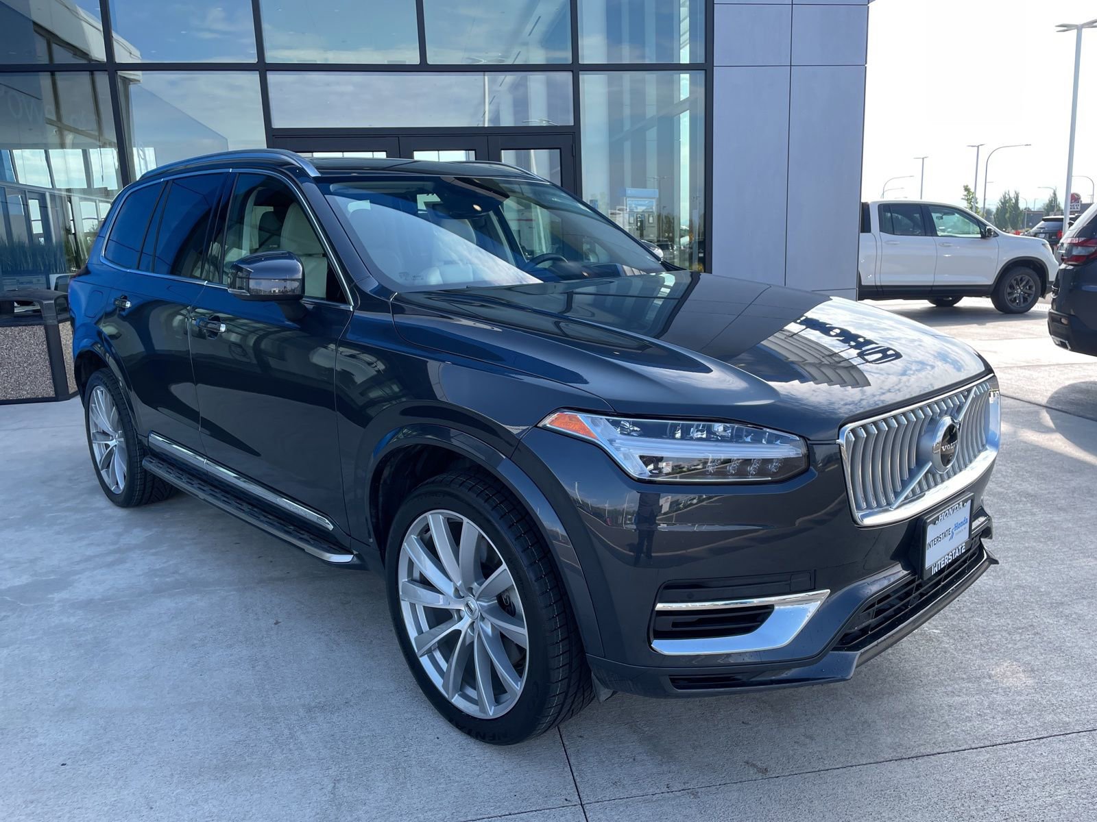 Used 2022 Volvo XC90 T8 Inscription image 3