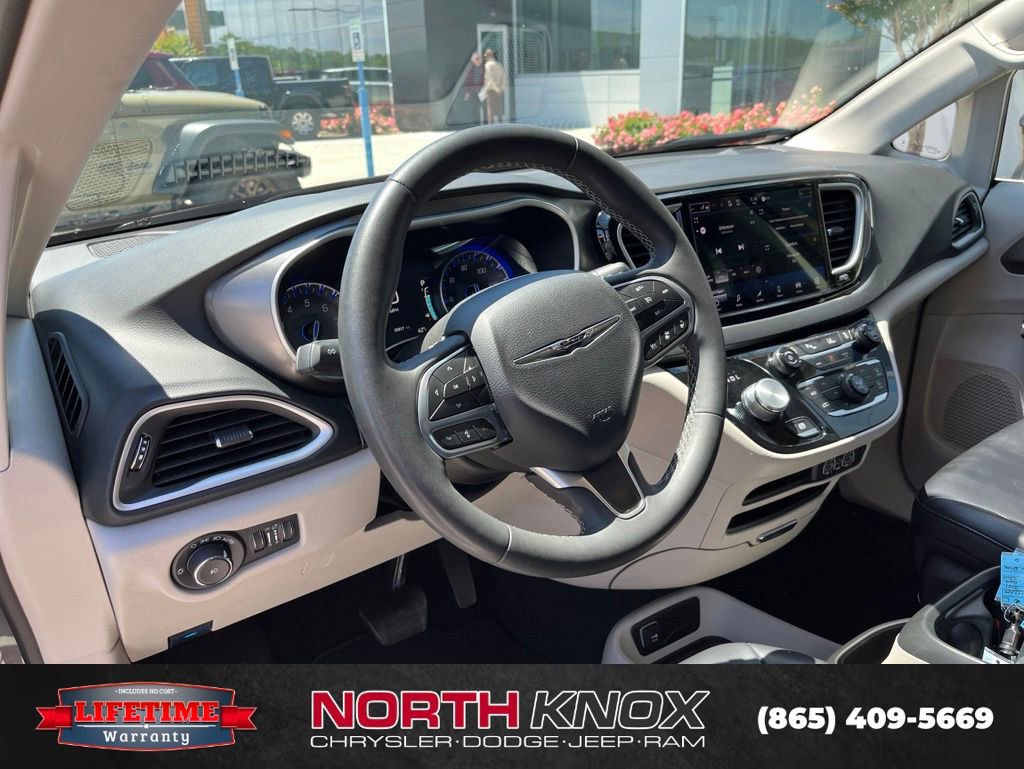 Used 2023 Chrysler Pacifica Touring-L FWD image 7