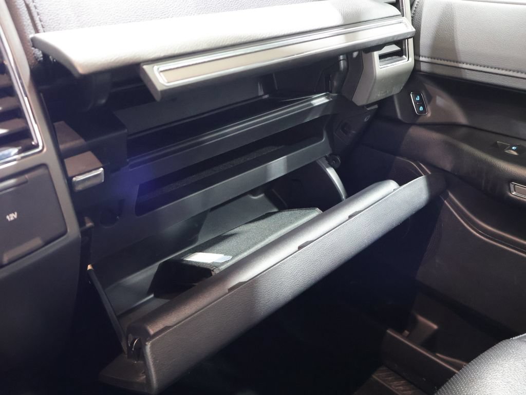 Used 2020 Ford Expedition XLT w/ Equipment Group 202A AWD/4WD image 42