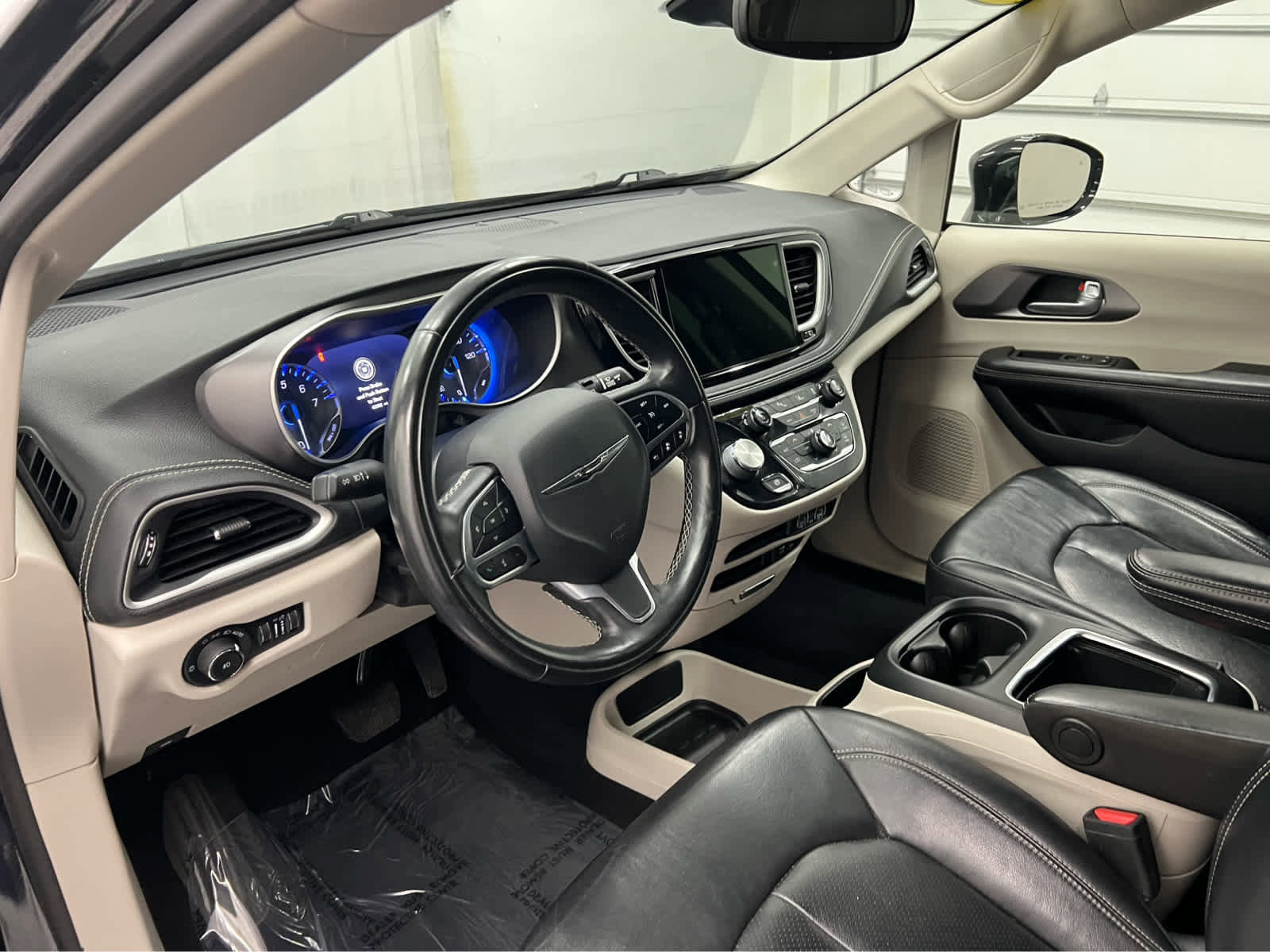 Used 2022 Chrysler Pacifica Touring-L image 24