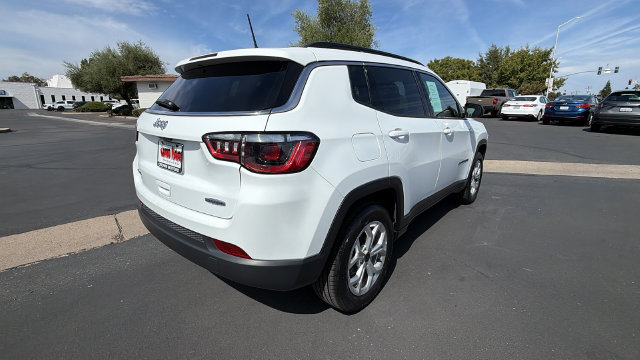 Used 2025 Jeep Compass Latitude AWD/4WD image 4